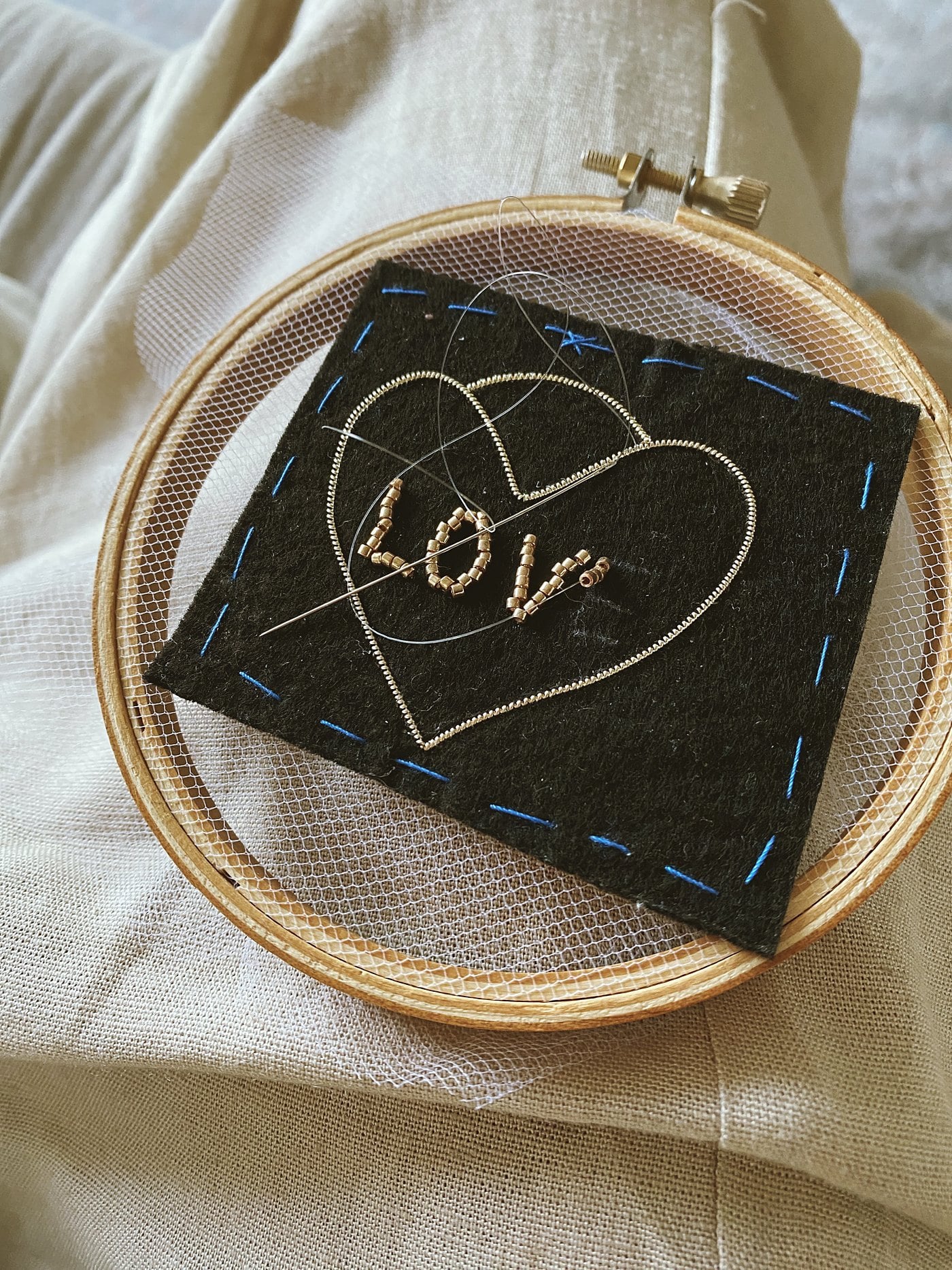 Bastidor con un corazón bordado a mano